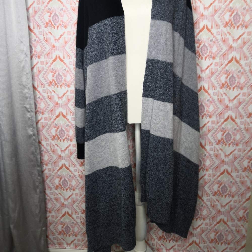 Neiman Marcus Medium Open Front Cashmere Wrap - Picture 3 of 7